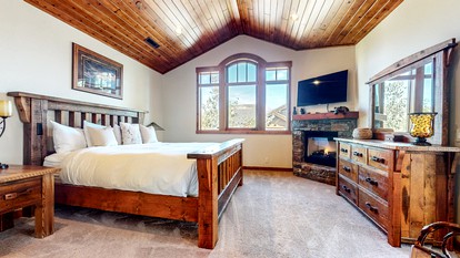 Majestic Mountain Escape: Elegant Home with Private Jacuzzi in Mammoth Lakes - Mammoth Lakes, California - glamping.directory