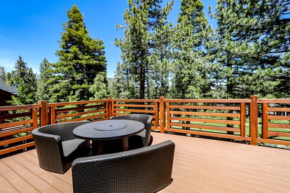 Majestic Mountain Escape: Elegant Home with Private Jacuzzi in Mammoth Lakes - Mammoth Lakes, California - glamping.directory