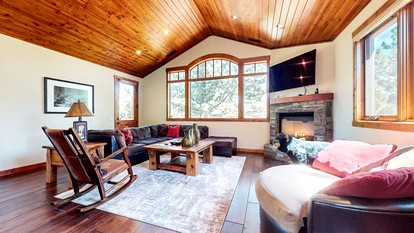 Majestic Mountain Escape: Elegant Home with Private Jacuzzi in Mammoth Lakes - Mammoth Lakes, California - glamping.directory