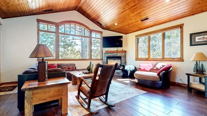 Majestic Mountain Escape: Elegant Home with Private Jacuzzi in Mammoth Lakes - Mammoth Lakes, California - glamping.directory