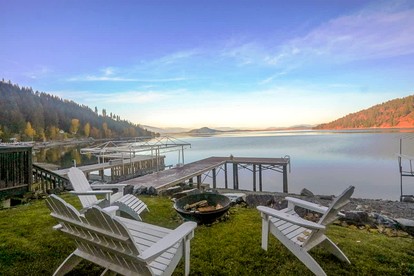 Dog Friendly Cabin on Lake Pend O'reille with Hot Tub and Lakefront Views, Perfect for a Family Retreat on the Lake - Sagle, Idaho - glamping.directory