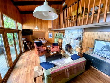 Dog Friendly Cabin on Lake Pend O'reille with Hot Tub and Lakefront Views, Perfect for a Family Retreat on the Lake - Sagle, Idaho - glamping.directory