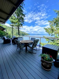 Dog Friendly Cabin on Lake Pend O'reille with Hot Tub and Lakefront Views, Perfect for a Family Retreat on the Lake - Sagle, Idaho - glamping.directory