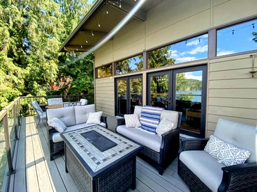 Dog Friendly Cabin on Lake Pend O'reille with Hot Tub and Lakefront Views, Perfect for a Family Retreat on the Lake - Sagle, Idaho - glamping.directory