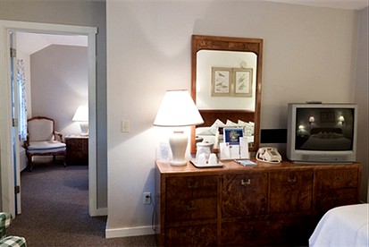 Inviting Bed and Breakfast for a Romantic Getaway near Belfast, Maine - Lincolnville, Maine - glamping.directory