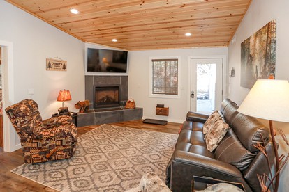 Charming Cabin with Game Room and Picnic Space on the Deck in Big Bear Lake, California - Big Bear Lake, California - glamping.directory