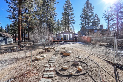 Charming Cabin with Game Room and Picnic Space on the Deck in Big Bear Lake, California - Big Bear Lake, California - glamping.directory