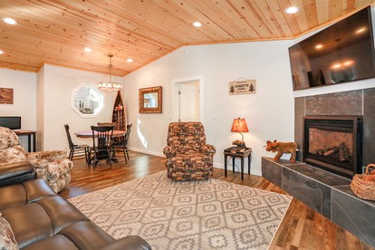 Charming Cabin with Game Room and Picnic Space on the Deck in Big Bear Lake, California - Big Bear Lake, California - glamping.directory