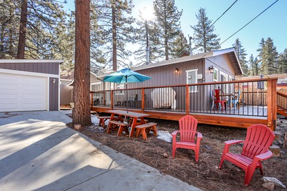 Charming Cabin with Game Room and Picnic Space on the Deck in Big Bear Lake, California - Big Bear Lake, California - glamping.directory