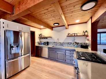 Cozy Luxe Hideaway with Stunning Views & Spacious Loft in Arnold, California - Arnold, California - glamping.directory