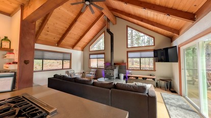Cozy Luxe Hideaway with Stunning Views & Spacious Loft in Arnold, California - Arnold, California - glamping.directory