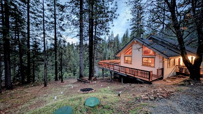 Cozy Luxe Hideaway with Stunning Views & Spacious Loft in Arnold, California - glamping.directory