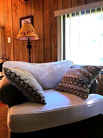 Cozy Five-Person Fishing Cabin with a Private Deck in Darby, Montana - Darby, Montana - glamping.directory