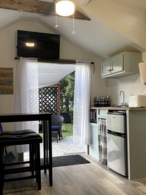Cute Tiny House near Falmouth Heights Beach and close to Martha's Vineyard in East Falmouth, Massachusetts - East Falmouth, Massachusetts - glamping.directory