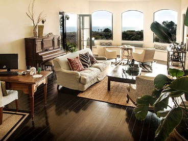 Lavish Villa Rental Overlooking Zuma Beach in Malibu, California - Malibu, California - glamping.directory