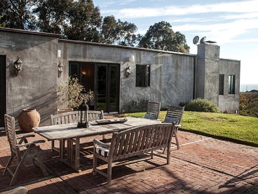 Lavish Villa Rental Overlooking Zuma Beach in Malibu, California - glamping.directory