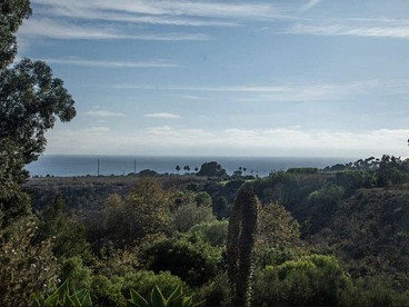 Lavish Villa Rental Overlooking Zuma Beach in Malibu, California - Malibu, California - glamping.directory