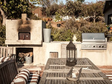 Lavish Villa Rental Overlooking Zuma Beach in Malibu, California - Malibu, California - glamping.directory