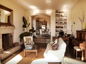 Lavish Villa Rental Overlooking Zuma Beach in Malibu, California - Malibu, California - glamping.directory