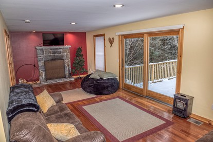 Private Cabin Rental on 20 Acres in Vermont, Perfect for Relaxing Escapes to Nature - Mount Holly, Vermont - glamping.directory