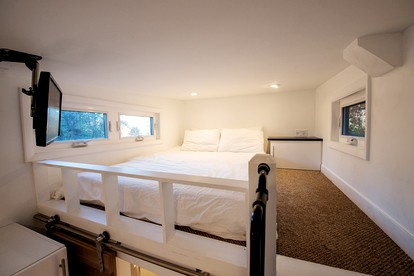 Modern Tiny House Surrounded by Nature near the Catskill Park for a Unique Glamping Experience in Woodridge, New York - Woodridge, New York - glamping.directory