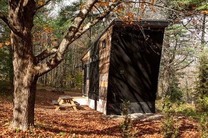 Modern Tiny House Surrounded by Nature near the Catskill Park for a Unique Glamping Experience in Woodridge, New York - Woodridge, New York - glamping.directory