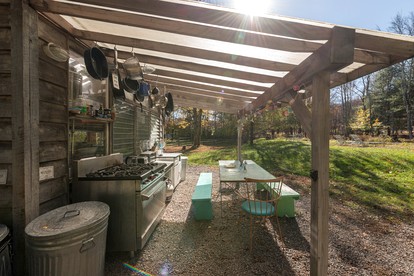 Modern Tiny House Surrounded by Nature near the Catskill Park for a Unique Glamping Experience in Woodridge, New York - Woodridge, New York - glamping.directory