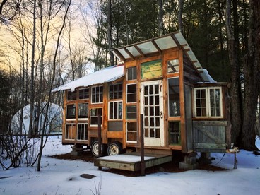 Modern Tiny House Surrounded by Nature near the Catskill Park for a Unique Glamping Experience in Woodridge, New York - Woodridge, New York - glamping.directory