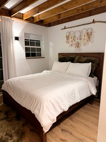 Secluded Woodland Cabin with Relaxing Outdoor Space in Weaverville, North Carolina - Weaverville, North Carolina - glamping.directory