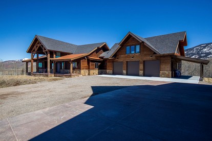 Luxury Mountain Lodge with Panoramic Views in Afton, Wyoming - Afton, Wyoming - glamping.directory
