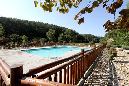 Wooden Pet-Friendly Cabin with Hot-Tub, Game Room and Pool in Sevierville, Tennessee - Sevierville, Tennessee - glamping.directory