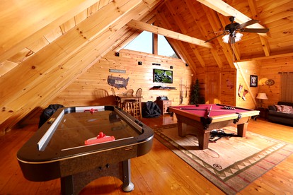 Wooden Pet-Friendly Cabin with Hot-Tub, Game Room and Pool in Sevierville, Tennessee - Sevierville, Tennessee - glamping.directory