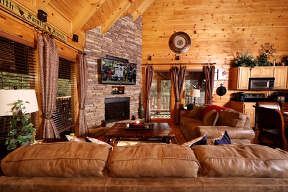 Wooden Pet-Friendly Cabin with Hot-Tub, Game Room and Pool in Sevierville, Tennessee - Sevierville, Tennessee - glamping.directory