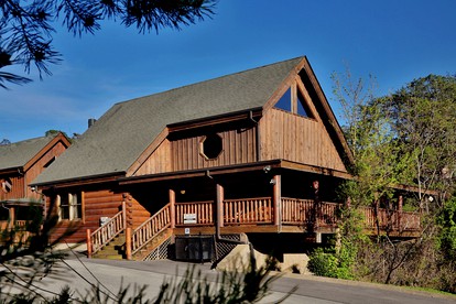 Wooden Pet-Friendly Cabin with Hot-Tub, Game Room and Pool in Sevierville, Tennessee - glamping.directory