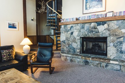 Mountain Vacation Rental with Private Hot Tub in Truckee, California - Truckee, California - glamping.directory