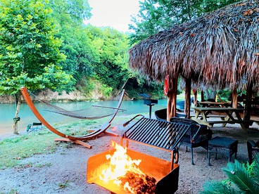 Dreamy Oasis on the San Marcos River: Luxurious Safari Tent Perfect for Glamping near Kingsbury, Texas - Kingsbury, Texas - glamping.directory