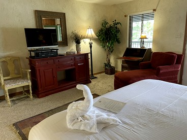 Impressive Log Cabin with Hot-tub and Fire Pit in Mount Ida, Arkansas - Mount Ida, Arkansas - glamping.directory