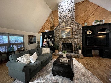Impressive Log Cabin with Hot-tub and Fire Pit in Mount Ida, Arkansas - Mount Ida, Arkansas - glamping.directory