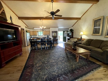 Impressive Log Cabin with Hot-tub and Fire Pit in Mount Ida, Arkansas - Mount Ida, Arkansas - glamping.directory