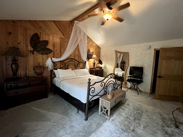 Impressive Log Cabin with Hot-tub and Fire Pit in Mount Ida, Arkansas - Mount Ida, Arkansas - glamping.directory