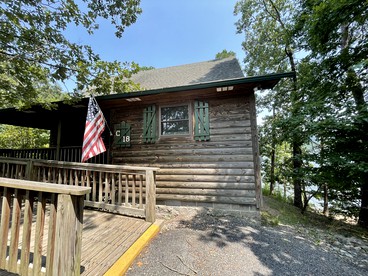 Impressive Log Cabin with Hot-tub and Fire Pit in Mount Ida, Arkansas - Mount Ida, Arkansas - glamping.directory