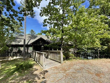 Impressive Log Cabin with Hot-tub and Fire Pit in Mount Ida, Arkansas - Mount Ida, Arkansas - glamping.directory