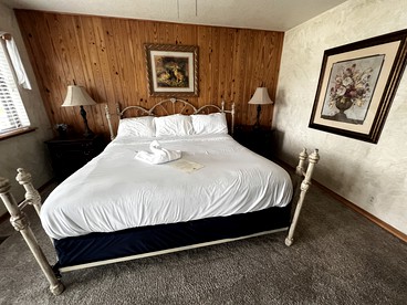 Impressive Log Cabin with Hot-tub and Fire Pit in Mount Ida, Arkansas - Mount Ida, Arkansas - glamping.directory