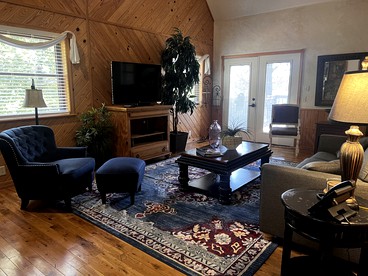 Impressive Log Cabin with Hot-tub and Fire Pit in Mount Ida, Arkansas - Mount Ida, Arkansas - glamping.directory