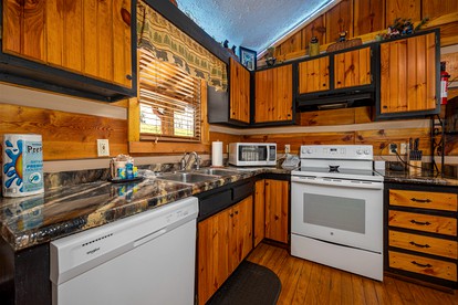 Cozy Cabin with Barbecue Perfect for a Romantic Getaway in Pigeon Forge, Tennessee - Pigeon Forge, Tennessee - glamping.directory