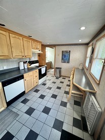 Fantastic Secluded Cottage with Lake Access in Raymond, Maine - Raymond, Maine - glamping.directory