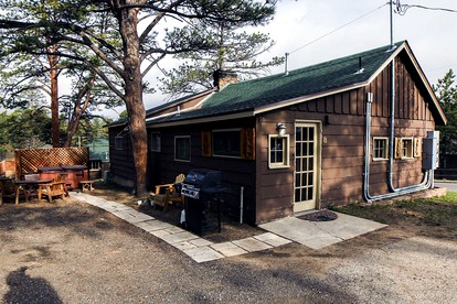 Wooden Cabin with Jacuzzi Suitable for Groups in Colorado - glamping.directory
