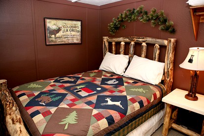 Wooden Cabin with Jacuzzi Suitable for Groups in Colorado - Estes Park, Colorado - glamping.directory