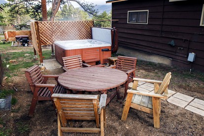 Wooden Cabin with Jacuzzi Suitable for Groups in Colorado - Estes Park, Colorado - glamping.directory