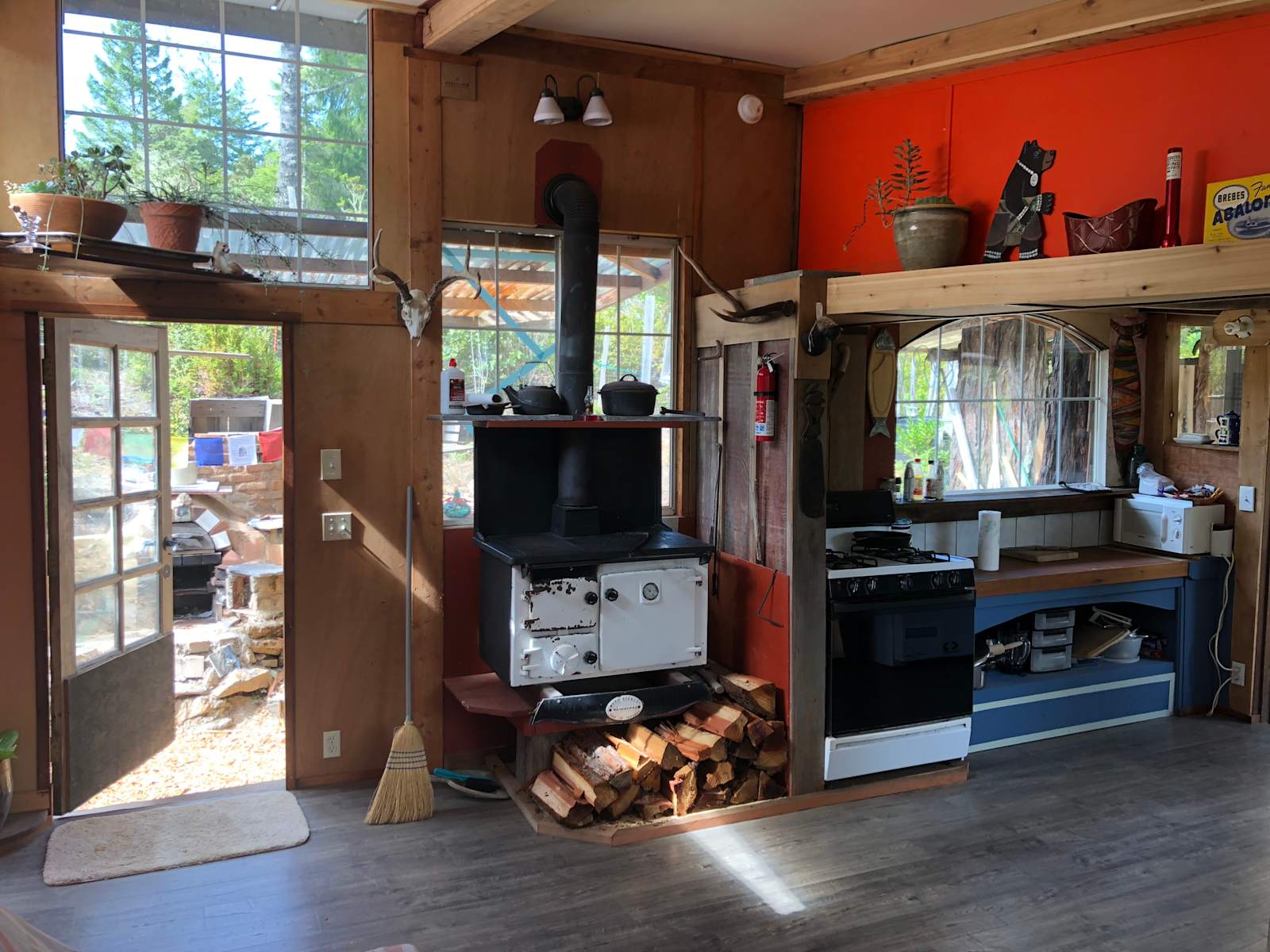 Coastal Ridge Cabin & Trailer - Elk, California - glamping.directory